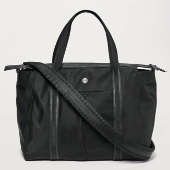 lululemon athletica Handbags - Lululemon Everywhere Bag *23L Black